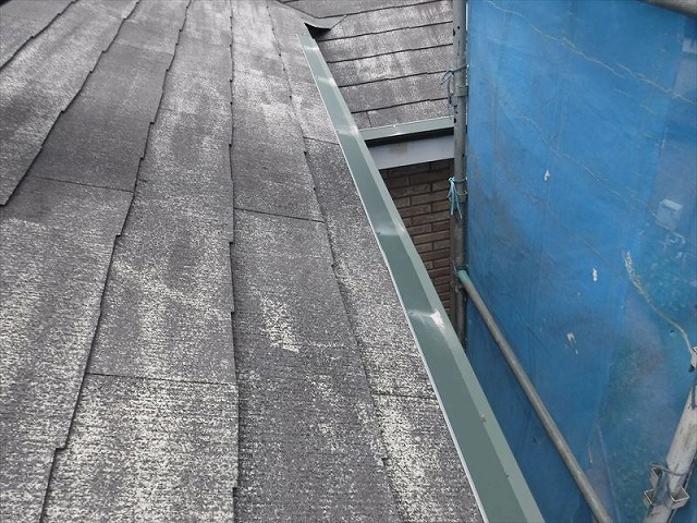 多治見市で屋根カバー工事のためスレート屋根の端部に役物を付けて防水シートを施工